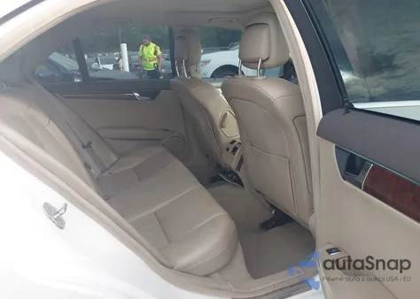 2011 Mercedes-Benz C 300 Luxury 4Matic/Sport 4Matic из США, поврежденный, VIN WDDGF8BB6BR165937